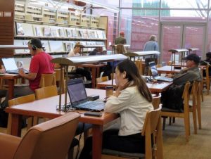 Des étudiants à la bibliothèque